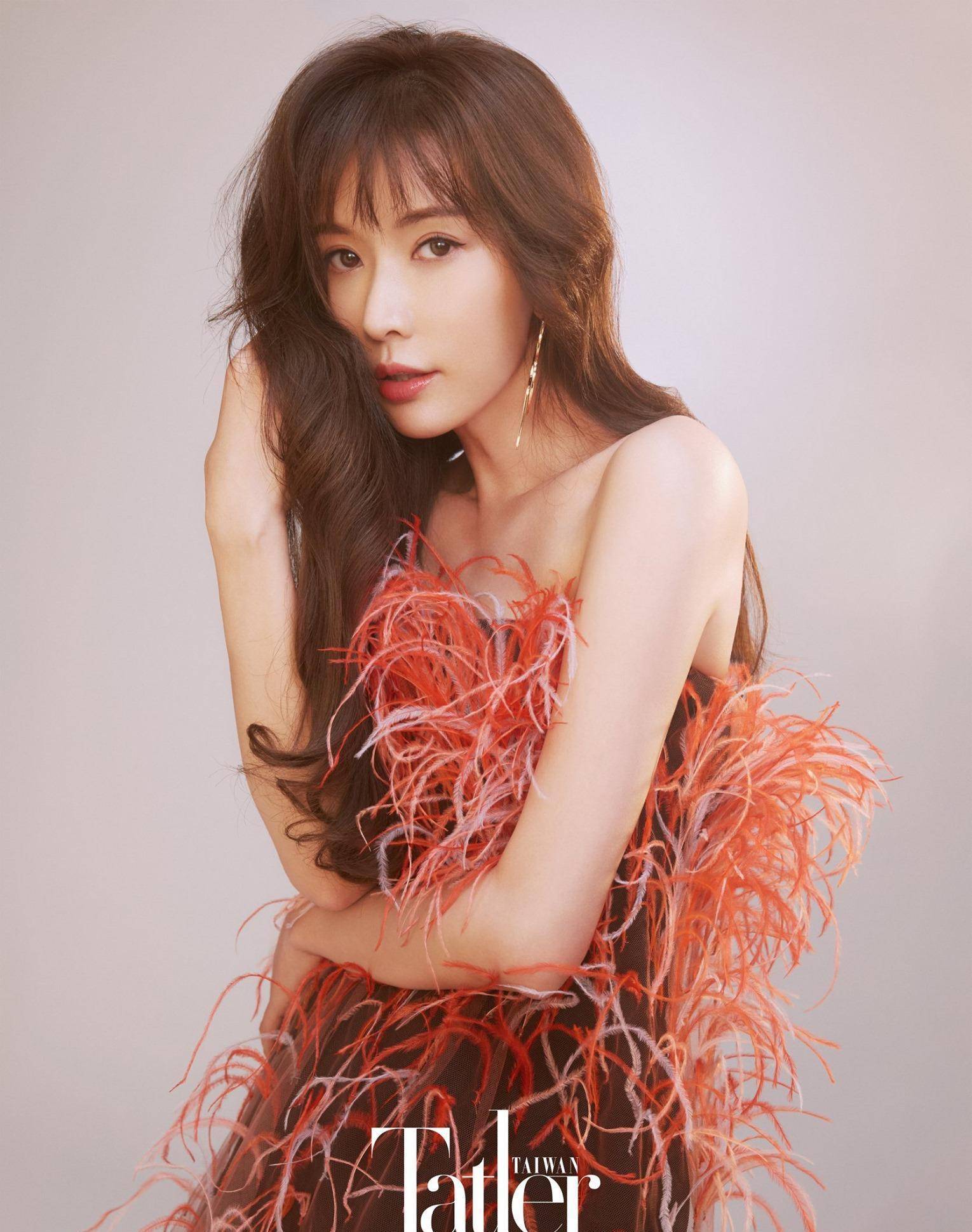 林志玲曝光最新杂志封面美照,罕见以宽松亮片上衣入镜,另一套红色羽毛