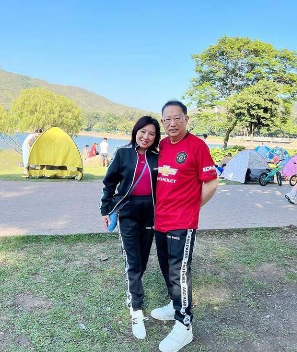 当双胞胎孙子面秀恩爱,三代穿亲子装好温馨_生活_曾志伟_刘家豪