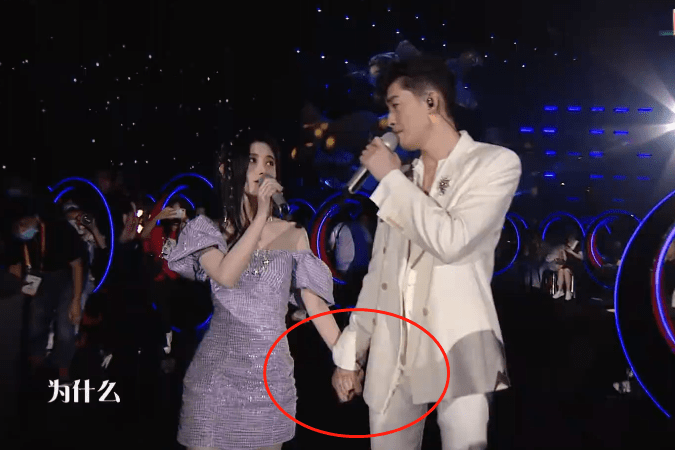 鞠婧祎与张翰同台歌唱,观众截图现场照,看了鞋子确定有159cm?