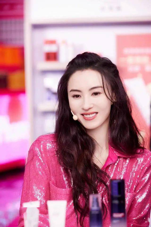 42岁张柏芝不低调了,穿玫红色亮片衬衫搭披肩长卷发,优雅女神范_身材