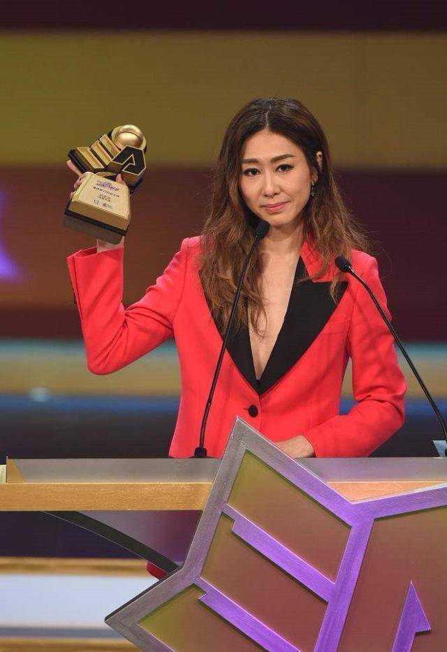 落寞行街的"视后"胡定欣,素颜显娇媚,曾被tvb撮合旧爱马国明_显得