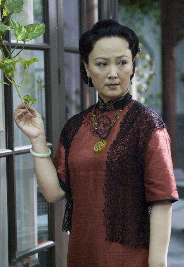 演员赵静近照,误打误撞进入文艺团,粉丝成为老公,相爱四十年_丹宁