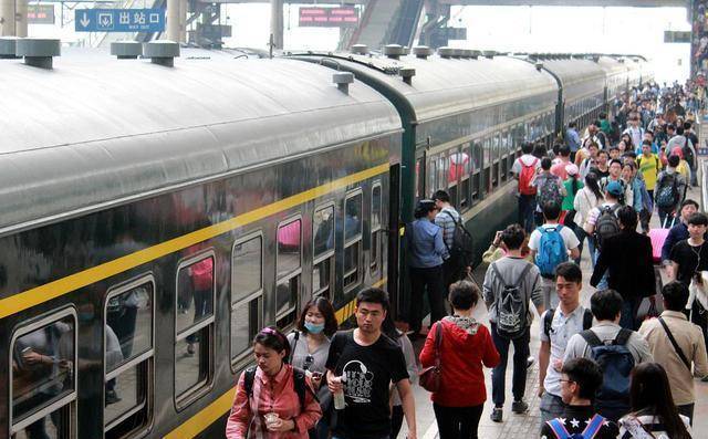 国内耗时最长火车取消,网友看完却哭了:爷的青春结束