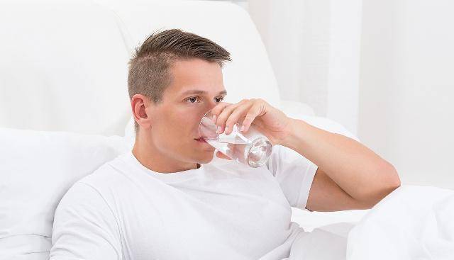 原创
            每人每天喝4升水会中毒吗？到底喝多少