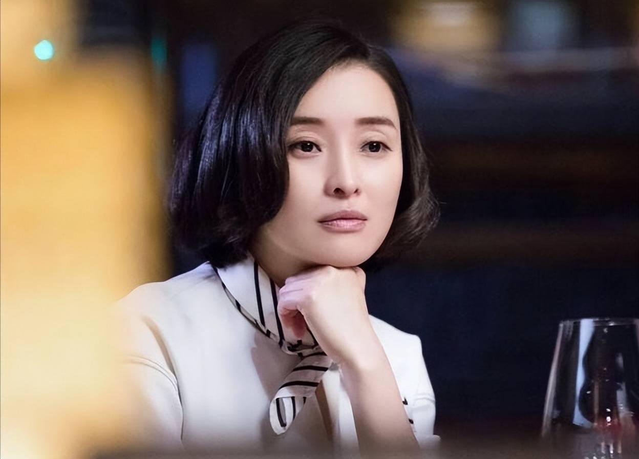 从1995年的《北京深秋的故事》到如今的《县委大院》,吴越将每一个