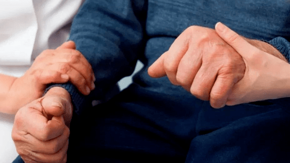 走路摇晃 容易摔倒 这是帕金森吗 还是小脑萎缩_情况_疾病_年龄