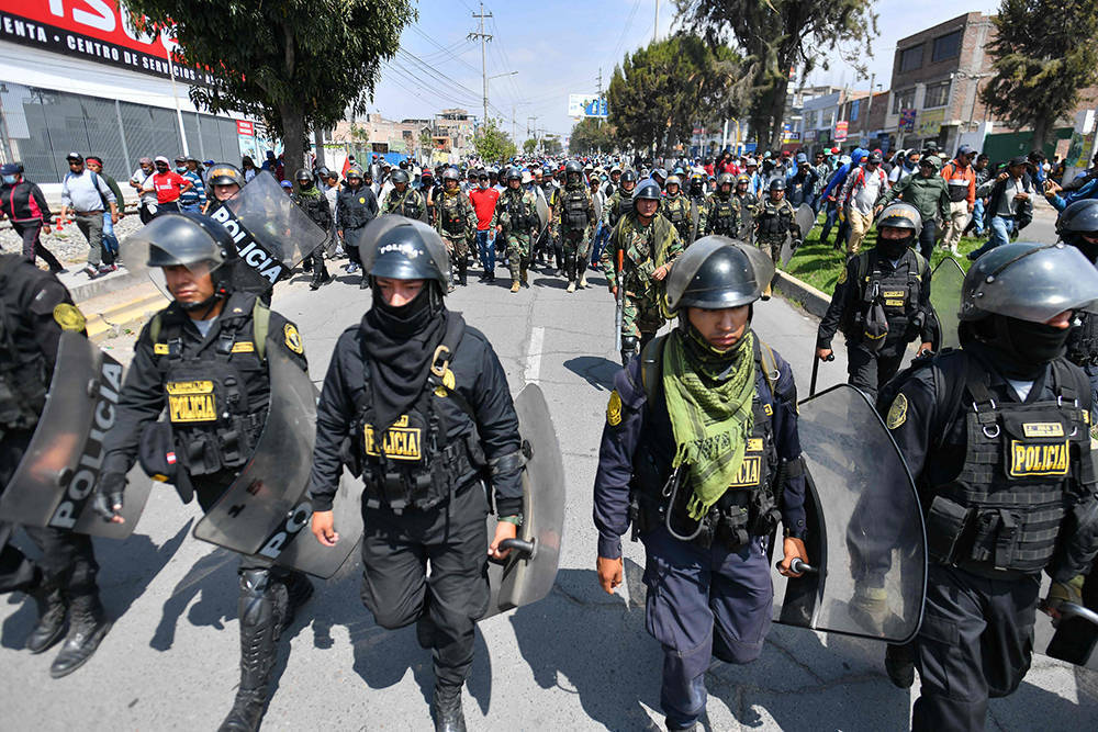 当地时间2022年12月14日,秘鲁利马,警察在秘鲁首都利马执勤.