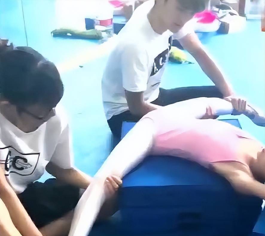 男老师训练女舞蹈生撕腿照片走红