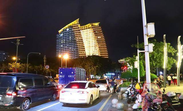 三亚的海月广场,候鸟态势一目了然,夜幕下舞者争奇斗艳_一角_地方