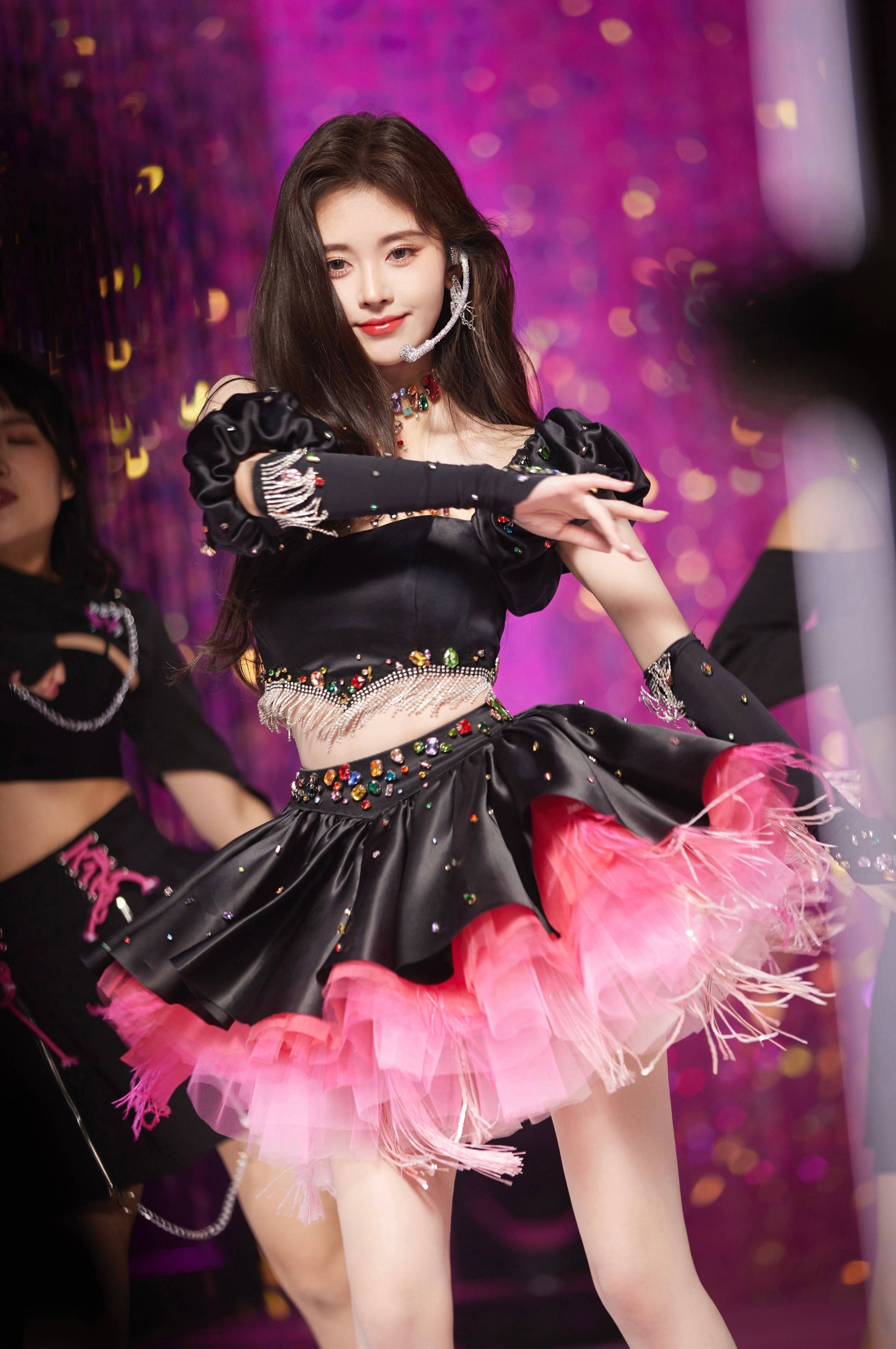 鞠婧祎,化身舞台精灵 聚光灯下闪耀迷人,这双腿自带打光效果,被惊艳到