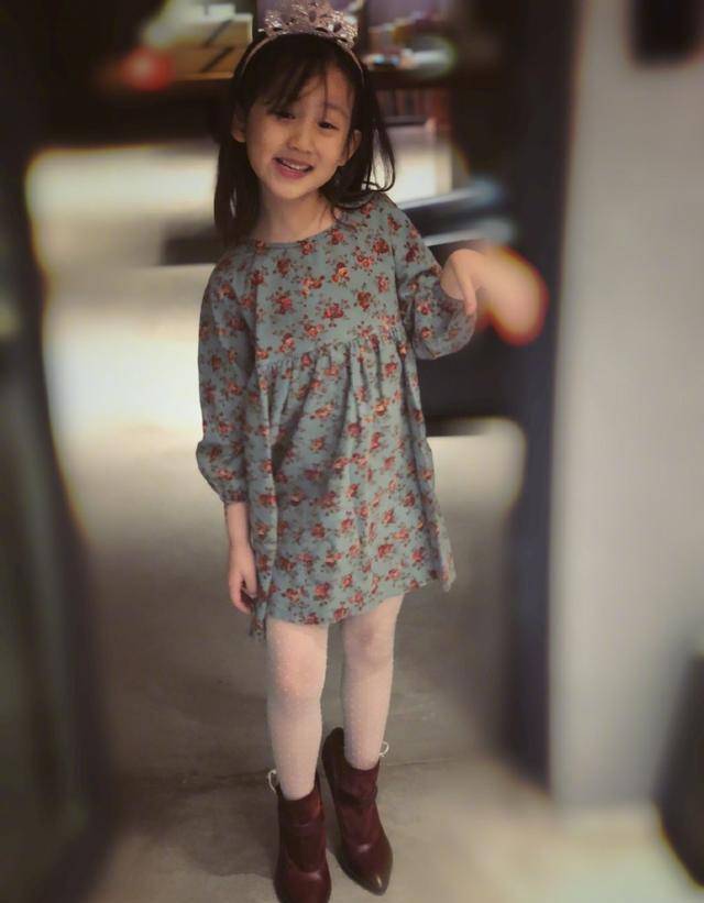 孙莉晒女儿偷穿高跟鞋系列照，6岁多妹颜值高，黄磊基因太可怕！