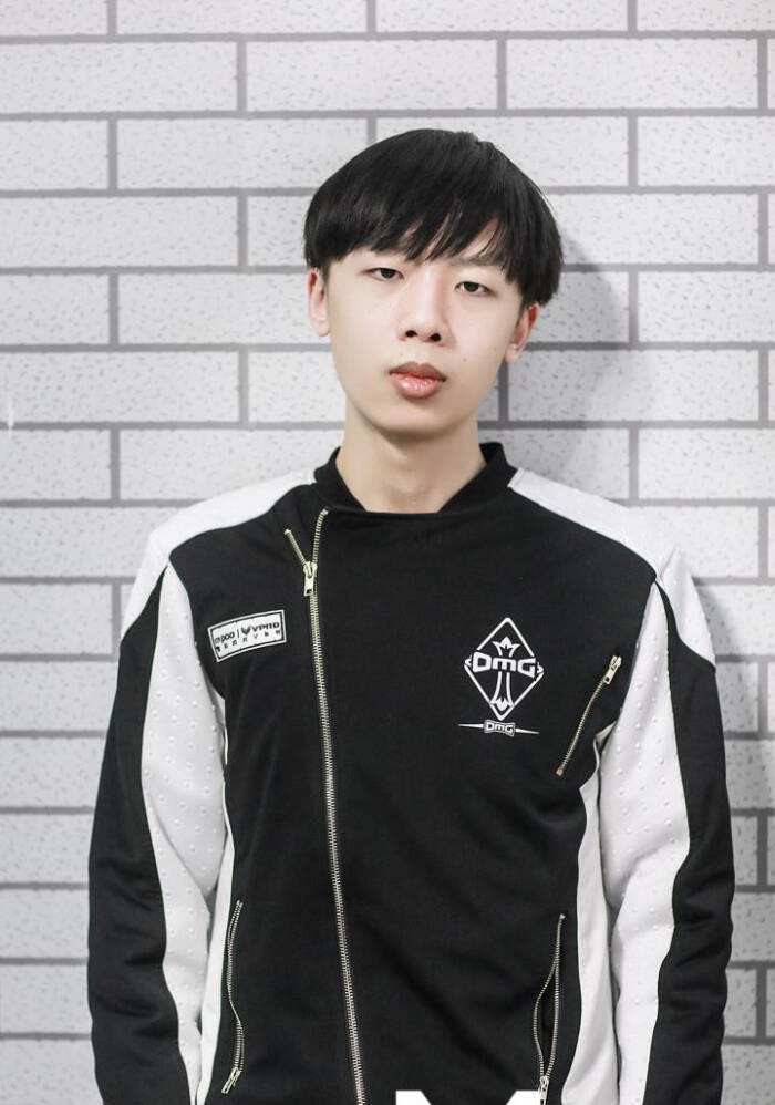 omg下路和饭圈粉爆发冲突:写你同人文是看得起你,别不识抬举_sora