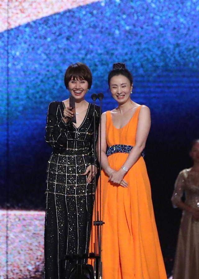 袁泉陶虹同框,41岁袁泉钉珠裙知性典雅,47岁陶虹黄裙明媚俏丽_气质