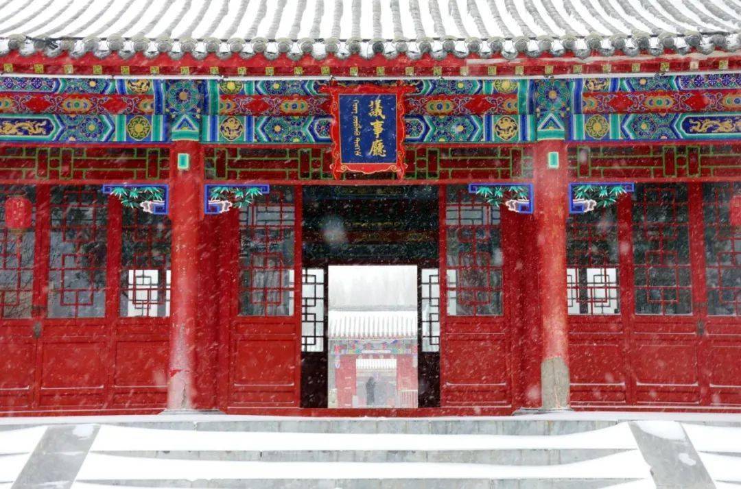 中影制作基地景区位于科右中旗代钦塔拉苏木,紧邻图什业图亲王府景区