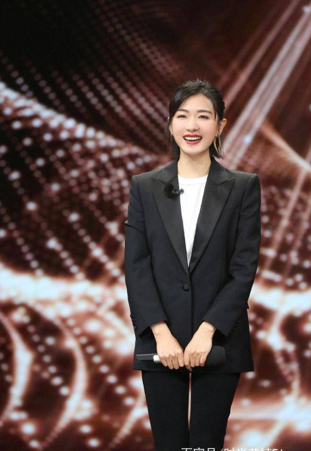 万茜《声临其境》终于美回来,男友风短发配干练造型,年轻了5岁_显得