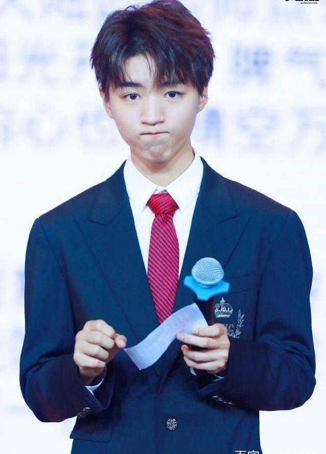 王俊凯撅嘴的时候都在比心,下巴可以出道了_形状_谎报年龄_瞬间