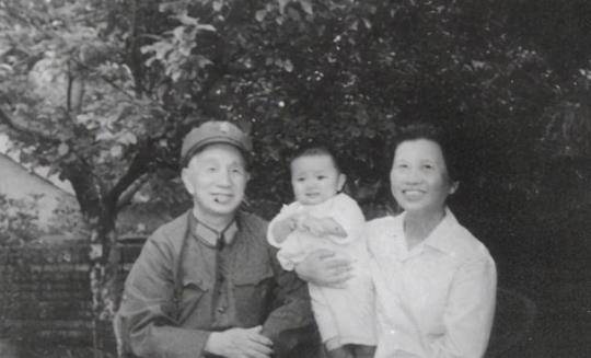 楚青：15岁从军令粟裕一见钟情，苦追三年后结婚，不离不弃43年_扬州_老人_日军