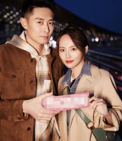 张嘉倪现在也过得很好, 在杜淳那里得不到回应,转身嫁给富二代男友