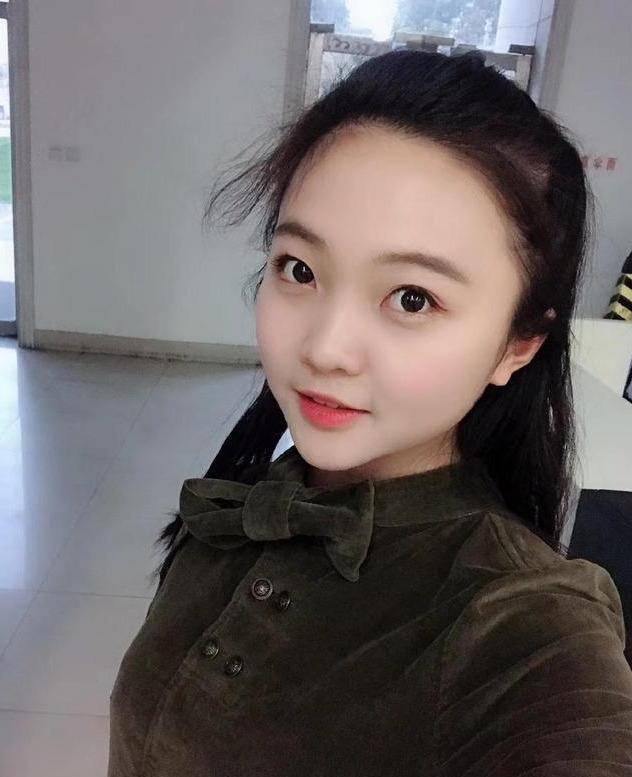 林妙可罕见和妈妈同框,依然脸很胖身材发福,被吐槽:那么胖还吃_转型