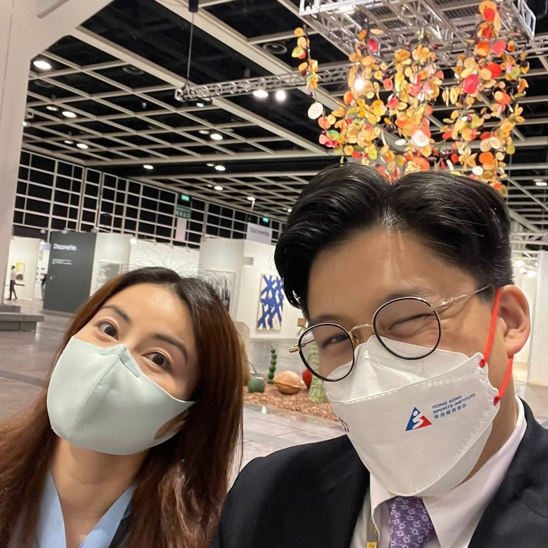41岁郭晶晶与霍启刚出席舞宴,合影位置显地位,越来越有旺夫相_活动