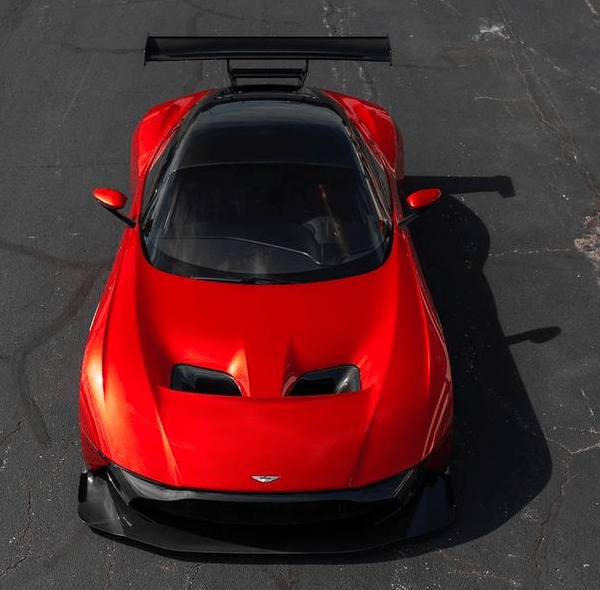 眼前这辆火红色跑车就是vulcan,它的外观相当炫酷.