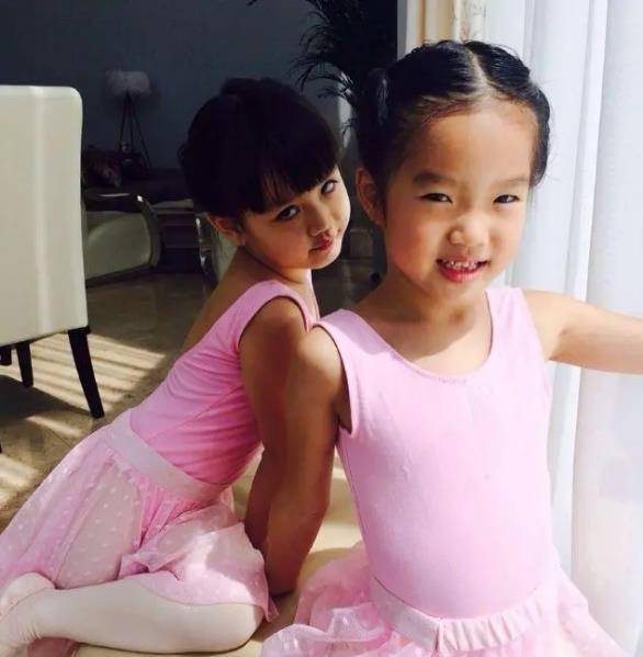 钟丽缇晒两个女儿走秀,二女儿jaden表现惊艳,美过考拉(小女儿)