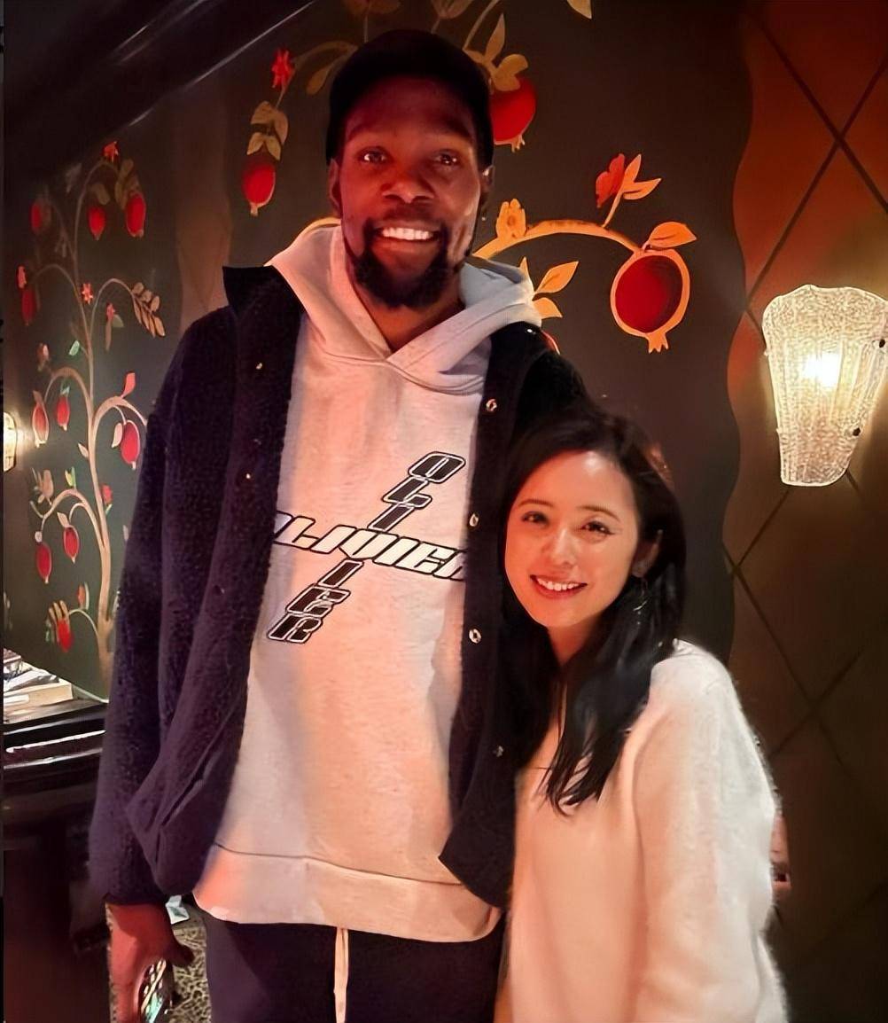nba球员渡边勇太的妻子晒出篮网队观战照片和与杜兰特的合影_明子_三