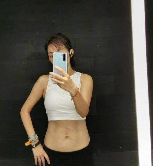 47岁牛莉身材也太好了!穿背心秀马甲线,重回20岁_健身_感觉_郭冬临