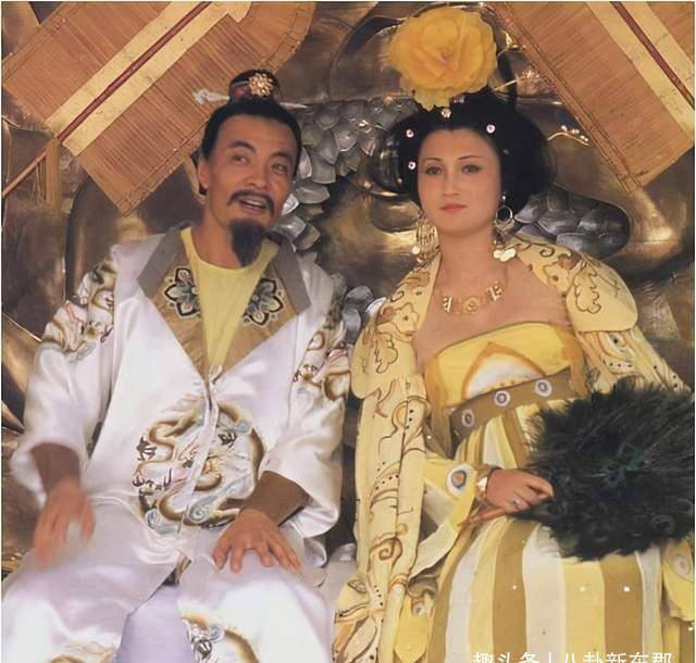 林芳兵一家三口为90岁母亲祝寿,母子俩同框似姐弟,李凌罕露面_杨贵妃