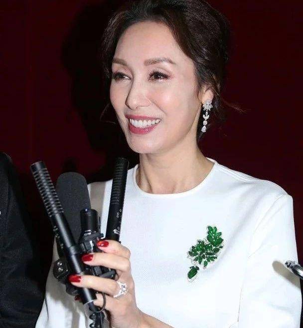 而全程在旁的老婆郭可盈此时亦忍不住开口,她接老公林文龙的话,即附和