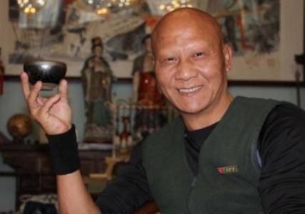 《少林寺》饰演"秃鹰"一角,这部电影大火,也带动了演员们的知名度