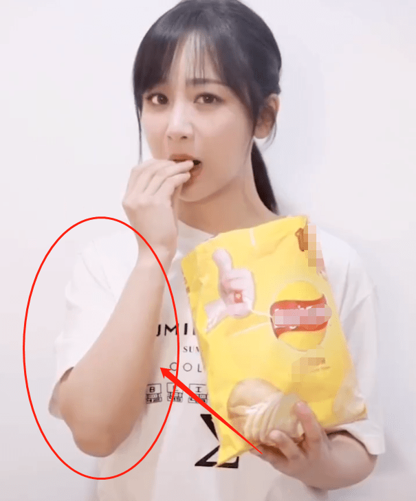 杨紫在线吃薯片,抬手的那一刻,这手臂我没看错吧?_视频_王源_挑战