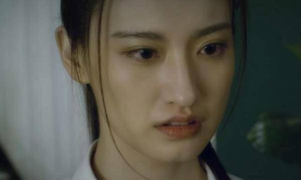 《猎鹰突击》中饰演女主的是张芷然,剧中的设定是坚强勇敢的女性,深得