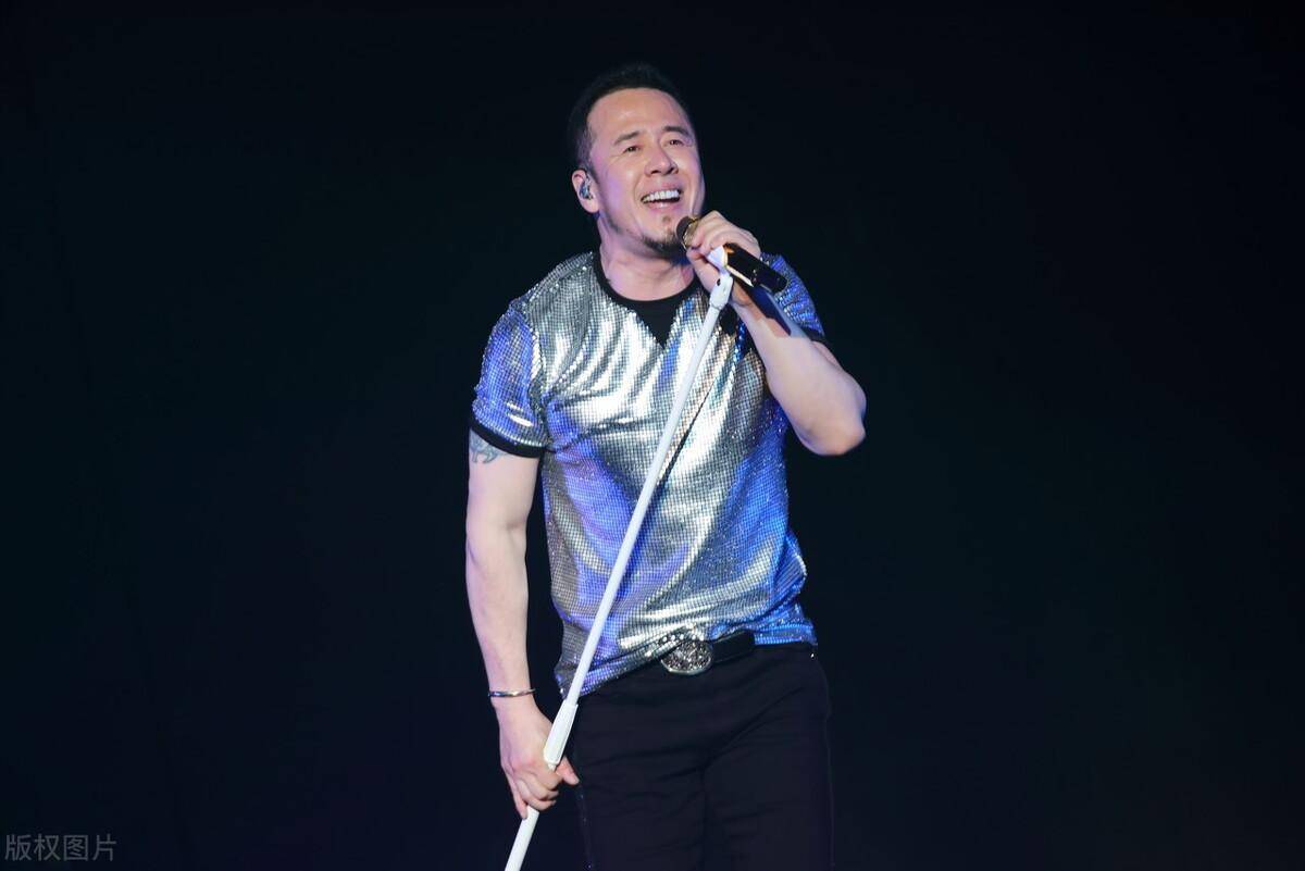 杨坤疑似酒后出镜,但是团队做出回应,仅仅是因骑马晒黑而已