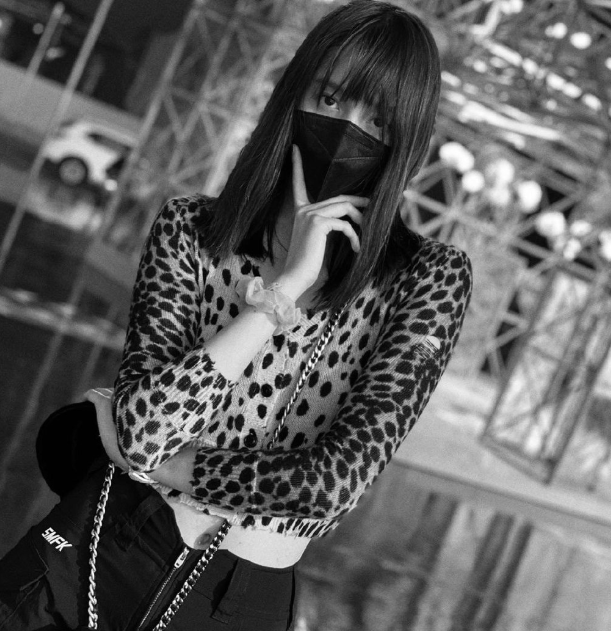 关晓彤为了凸显腿长,特意把袜子把中筒靴长一截,看到效果,绝了_风格