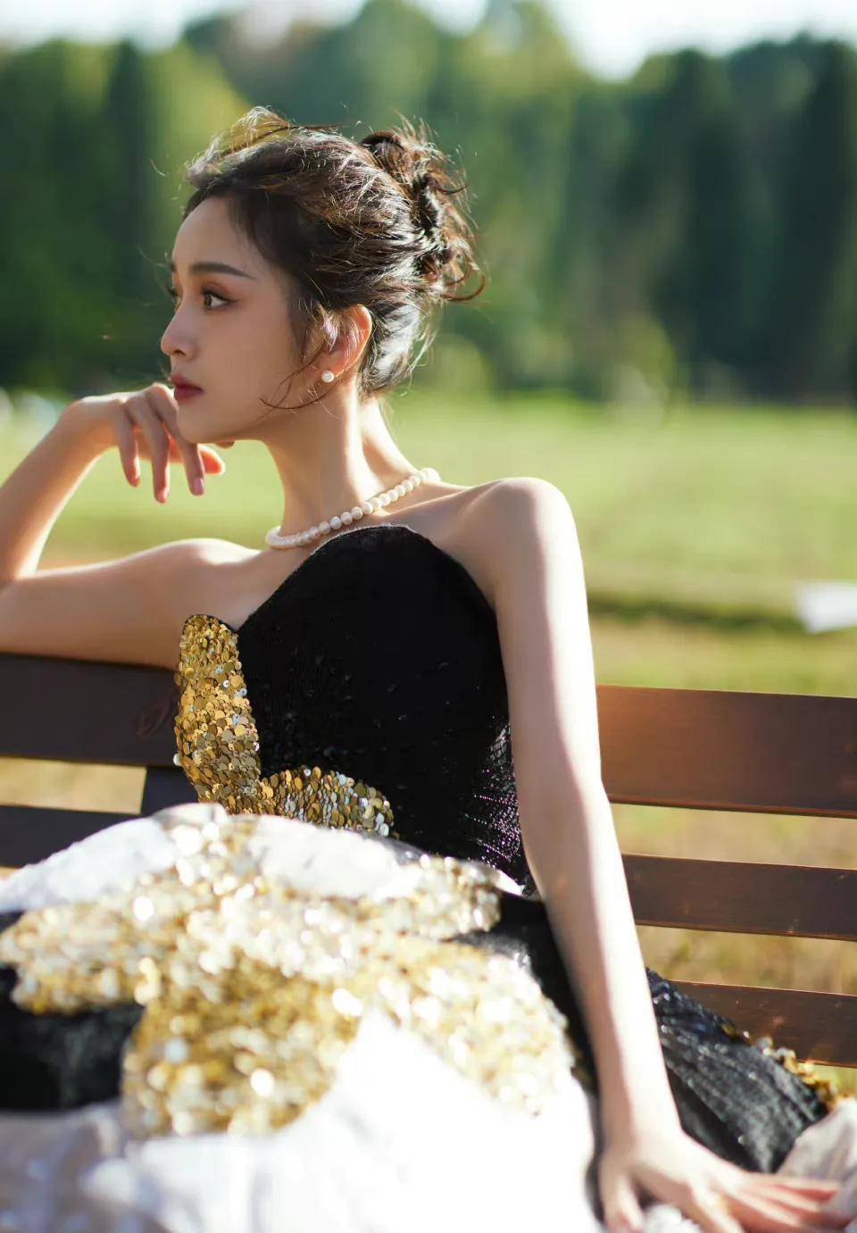 吴宣仪黑白羽毛裙造型,清冷飘逸,优雅美丽,花朵鎏金裙秀美背