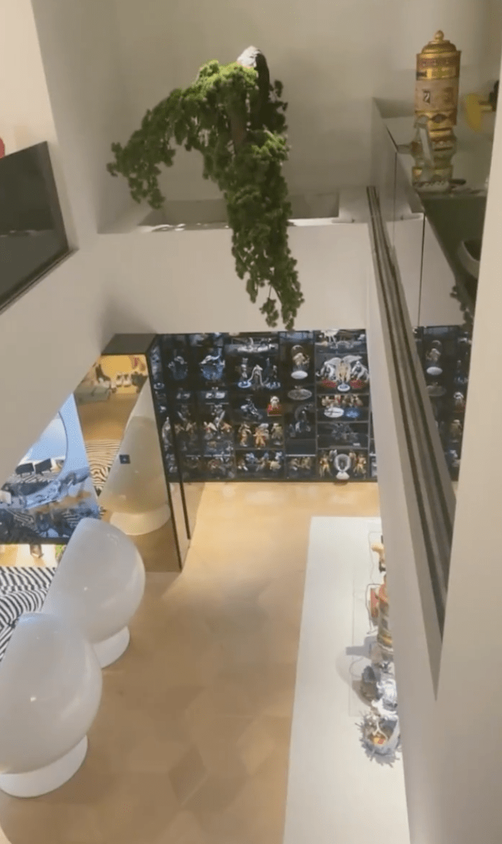 原来黄子韬的豪宅是双层别墅,每层的占地面积都极大,够他放满各种昂贵