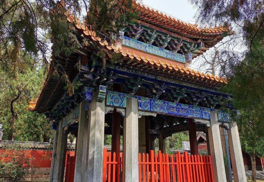 记载着万历七年重修曾庙的经过,这块碑呢,也是嘉祥曾氏家道中兴的历史