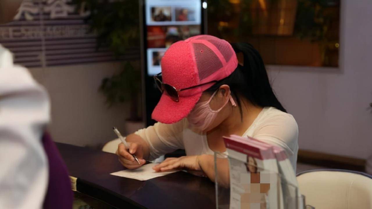 整容200多次面目全非,连男友都认不出她,红粉宝宝到底图啥?