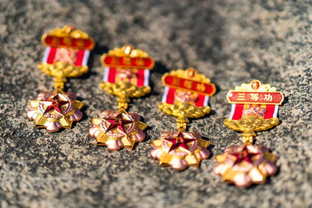 新军功章,开始发放!_纪念章_奖章_工作