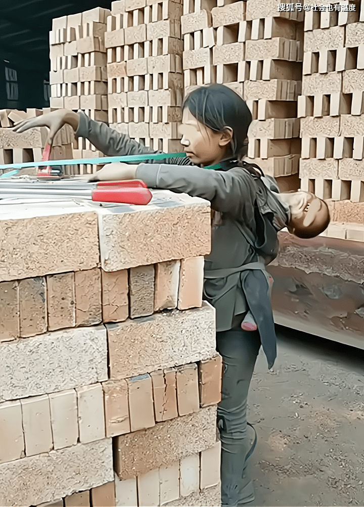 农村女汉子年仅15岁,背着弟弟在砖厂打零工,父母一口气生了6个_女孩