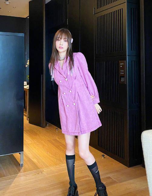 李小璐穿着一件粉色的双排扣短裙,这条短裙乍一看其实更像是一件西装