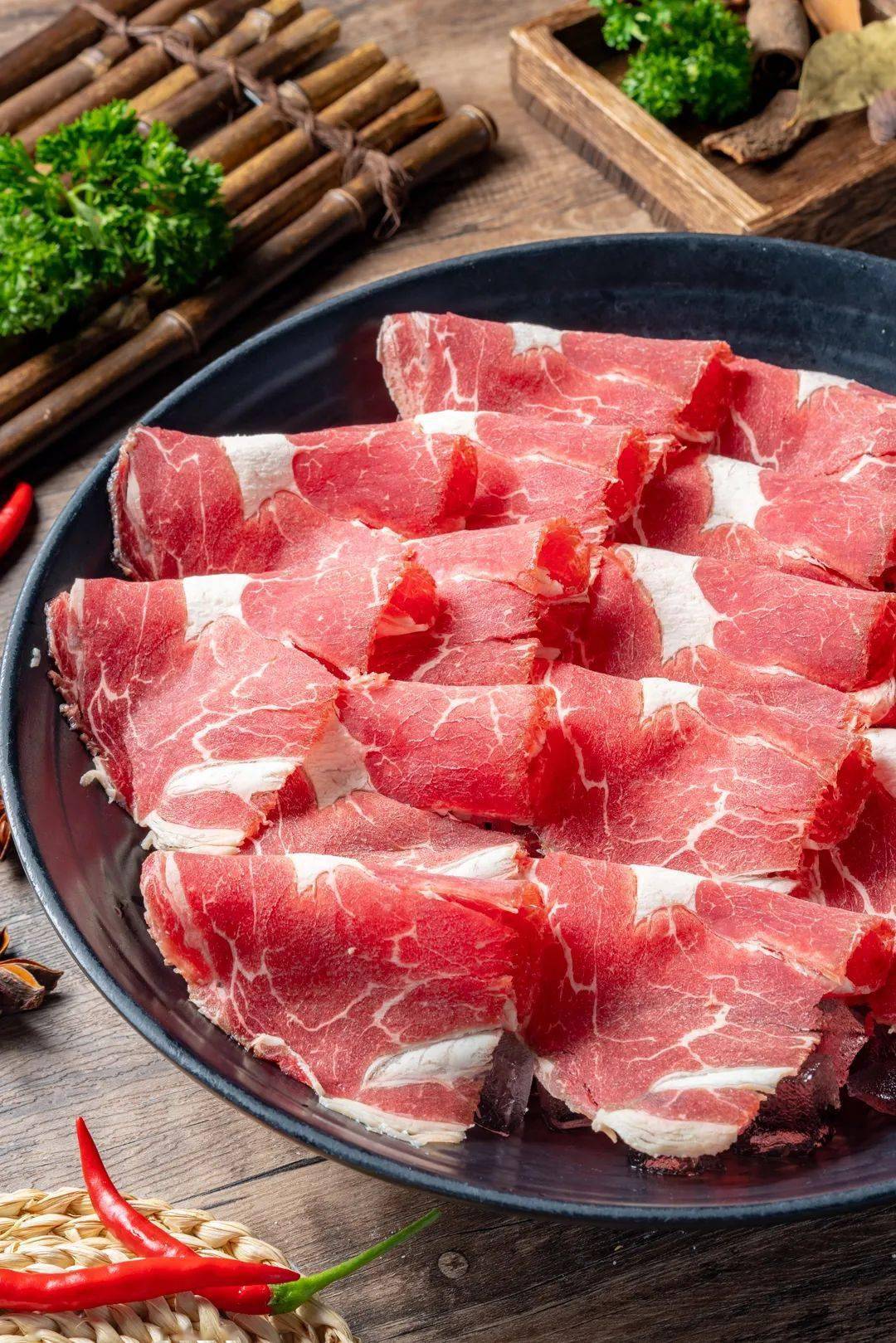 肉片薄如纸,软如棉口感肥而不腻,瘦而不柴一涮即熟,久涮不老每盘肉都