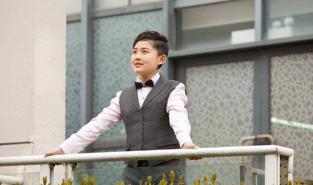 他是女明星"儿子",为了长高只能打激素药,23岁看着仍像10岁_贾云哲