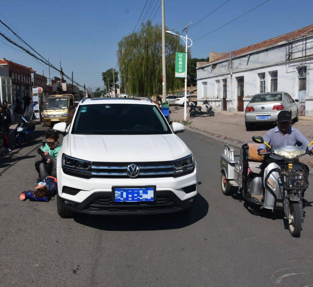 赤峰这三人驾车时溜号了……_李某某_轿车_事故