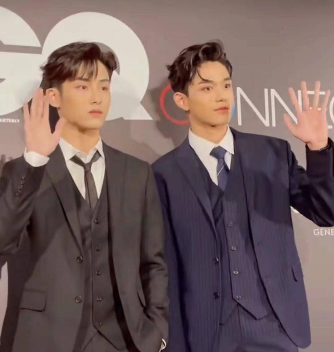 在韩漂泊五年归来,黄旭熙董思成第一次亮相,展示了公司有多抠搜_活动