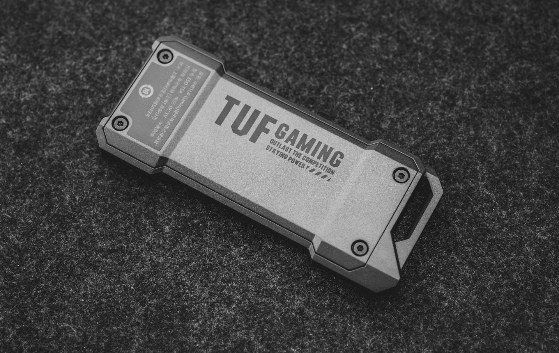 华硕TUF铠甲移动硬盘盒测评：三防BUFF附体的M.2硬盘盒体验如何？