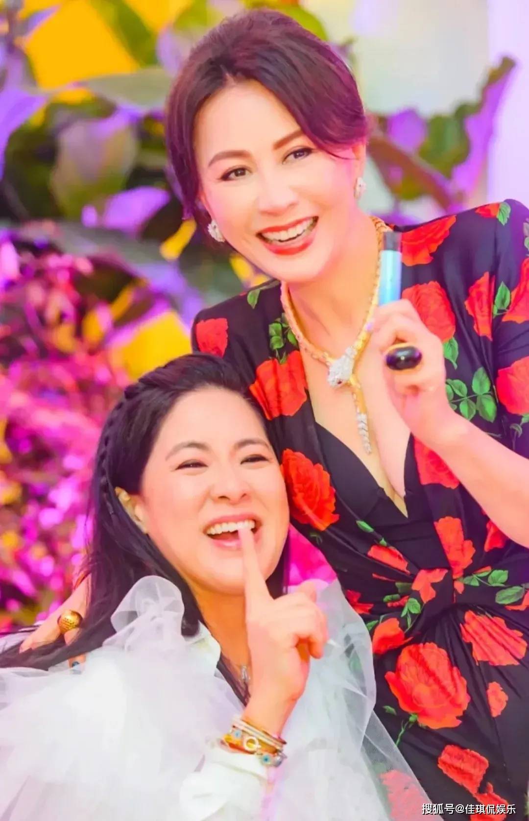 刘嘉玲晒57岁庆生照!穿紧身衣秀身材,戴1600万项链显贵气.