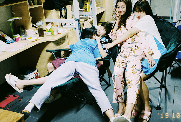 关晓彤与室友同穿短裤,看到腿长对比,"腿精"真没白叫_身材_女生_明星