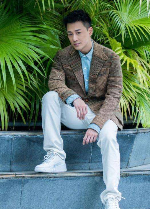 原创林峰以胡须颓废造型,亮相新歌《幼稚未完》mv,解释并非刻意为之